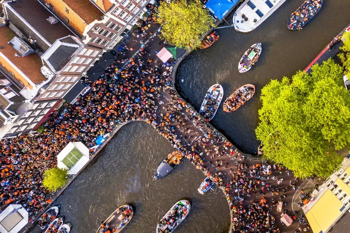 Koningsdag / Kings Day båtar på Amsterdams kanaler.
